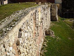 Restos de la muralla en la Cuesta de la Vega