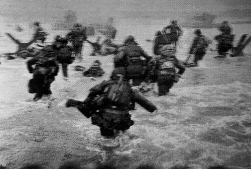 Desembarco en la playa de Omaha. Fotografía de Robert Capa