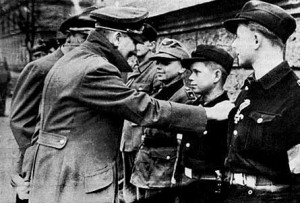 Hitler animando a las Juventudes Hitlerianas, poco antes de suicidarse.